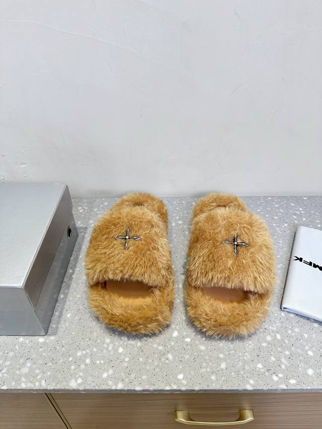 Smfk 小众潮牌 25Ss秋冬新款 厚底 面包 拖鞋有点野性有点个性，这一季的Smfk真的让人心动不已超级火的一款面包拖，被种草得不行各大网红博主都在穿它，巧
