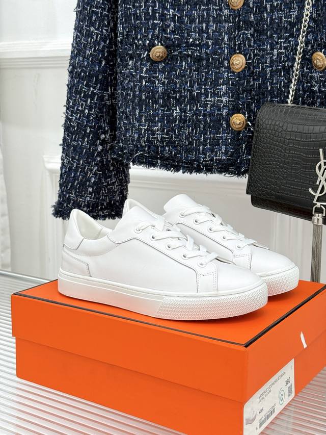 厂价 HermèS 爱马仕经典简约情侣款小白鞋极简美学与顶级工艺的邂逅。低调地融于设计之中不张扬却满是格调。无论是漫步繁华都市街头还是出入高端社交场合它都能轻松