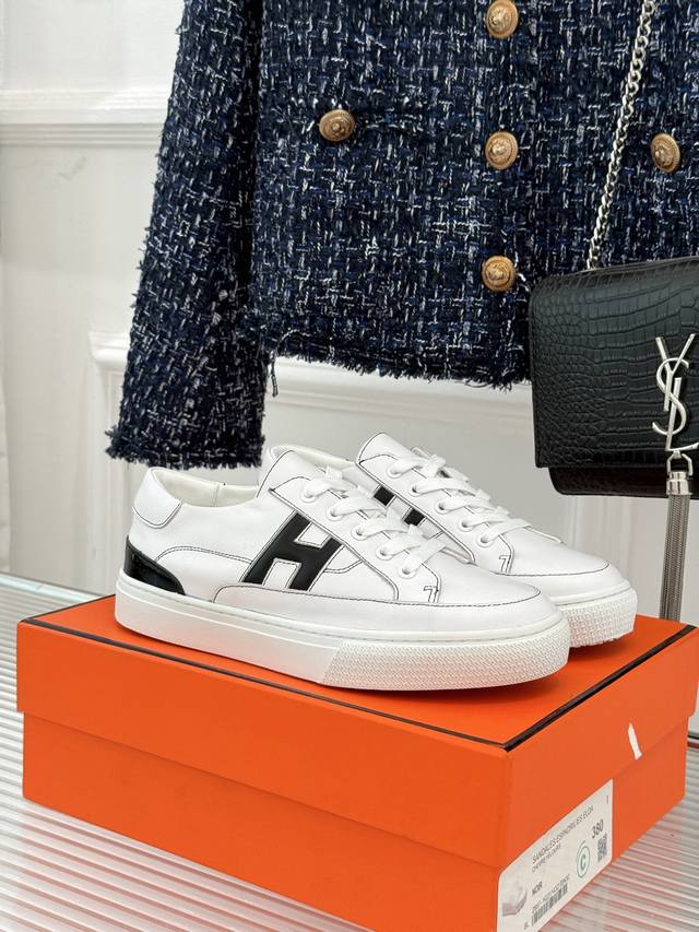 厂价 HermèS 爱马仕经典H标情侣款休闲小白鞋简直是为追求品质与时尚的情侣量身定制！标志性的H标低调又奢华 瞬间提升辨识度它不仅是身份的象征 更是品味与格调
