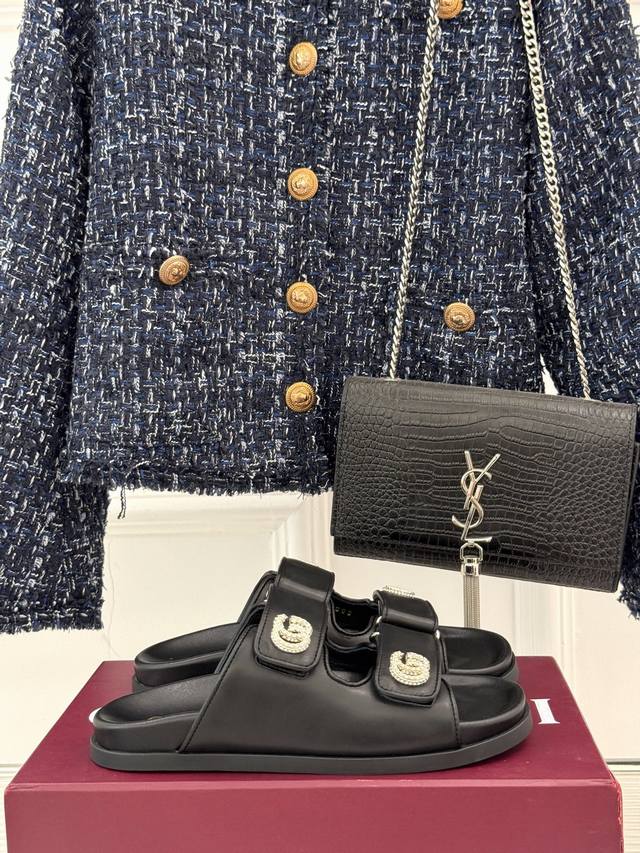 厂价 Gucci 古驰经25P春夏新品双G扣沙滩魔术贴拖鞋夏天必备懒人福音鞋 谁穿谁美！很轻盈上脚意外的舒适 还不挑脚型简约的魔术贴设计很耐看 可调节大小五金扣