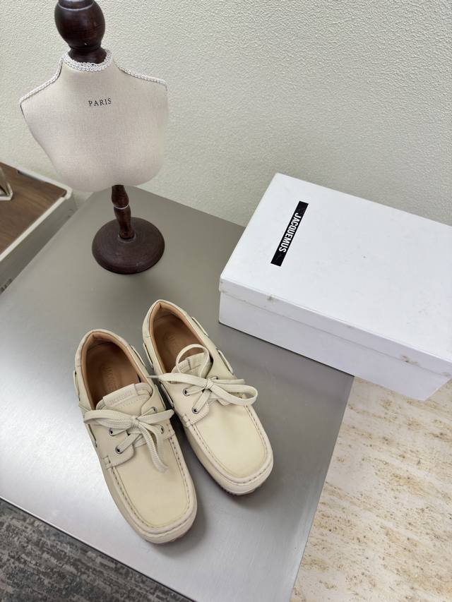 懒人鞋 松弛感舒适鞋履 Jacquemus25Ss蝴蝶结乐福鞋 米白色磨砂小牛皮 个性突出 鲜明格调 面料 磨砂牛皮 内里 水染牛皮里 大底 原版组合大底 码数