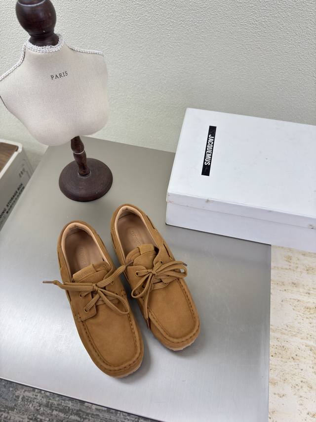 懒人鞋 松弛感舒适鞋履 Jacquemus25Ss蝴蝶结乐福鞋 棕色 磨砂小牛皮 个性突出 鲜明格调 面料 磨砂牛皮 内里 水染牛皮里 大底 原版组合大底 码数