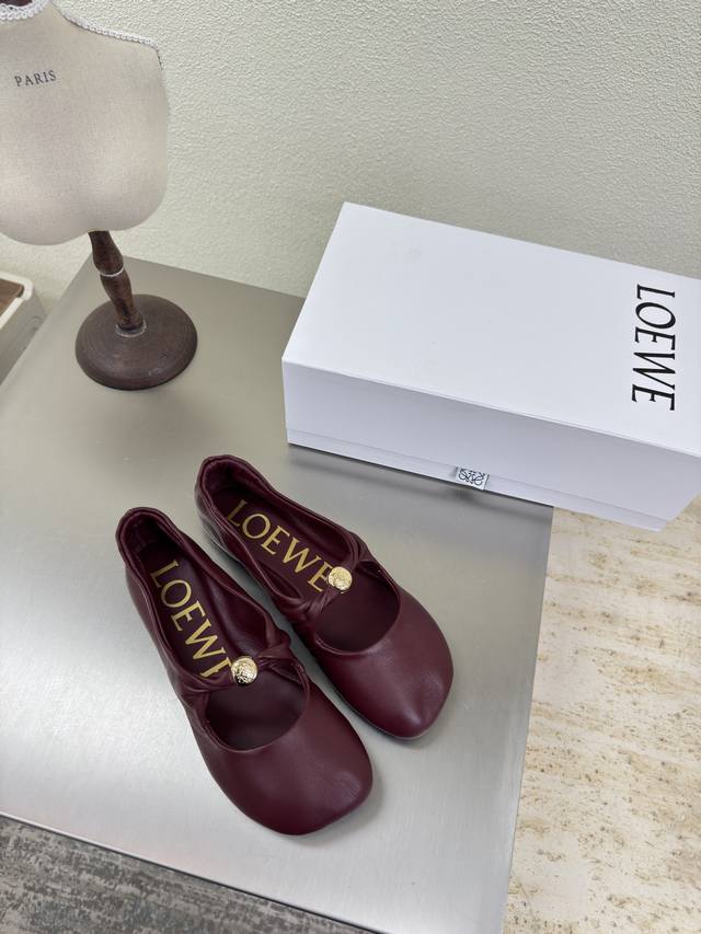 罗意威 Loewe 玛丽珍 单鞋 尽显小羊皮之美鞋面：小羊皮 内里: 小牛皮里 酒红色 Loewe秋日超百搭 猫跟包头拖鞋 这款舒服又百搭超级适合宽和高脚背，不