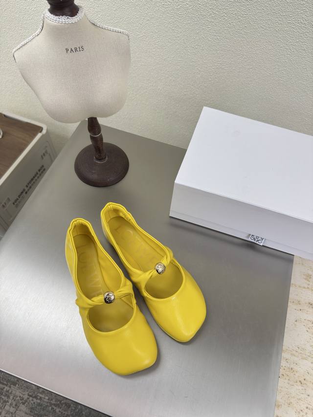 罗意威 Loewe 玛丽珍 单鞋 尽显小羊皮之美鞋面：小羊皮 内里: 小牛皮里 柠檬黄 Loewe秋日超百搭 猫跟包头拖鞋 这款舒服又百搭超级适合宽和高脚背，不