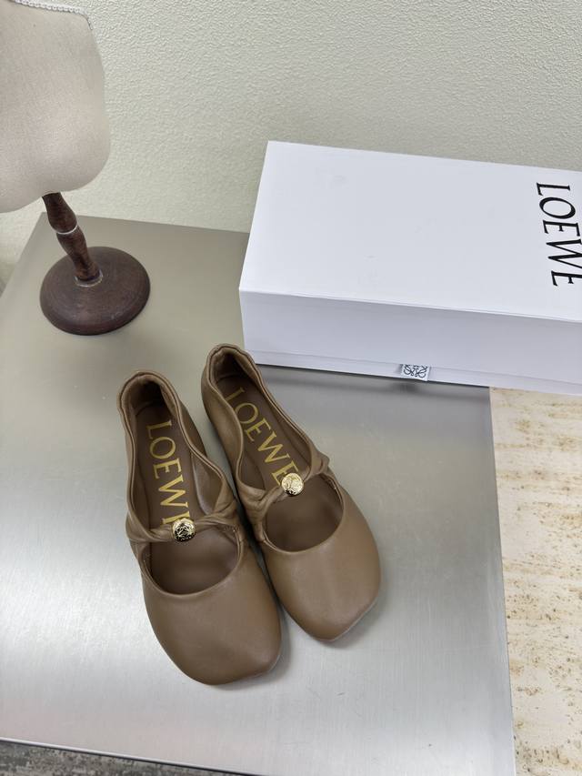 罗意威 Loewe 玛丽珍 单鞋 尽显小羊皮之美鞋面：小羊皮 内里: 小牛皮里 杏色 Loewe秋日超百搭 猫跟包头拖鞋 这款舒服又百搭超级适合宽和高脚背，不需