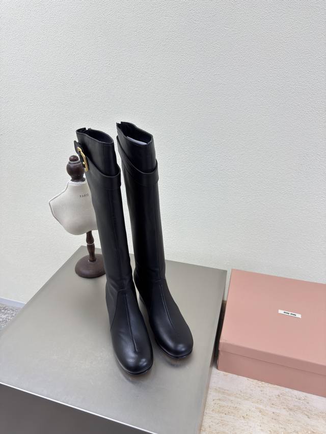 Miu'miu 25 Aw 过膝高靴 小羊皮材质 圆头方跟 搭配五金扣件 系列 黑色意大利真皮大底 系列 Miu'miu 经典舒适 制作 原版一致 意大利真皮大