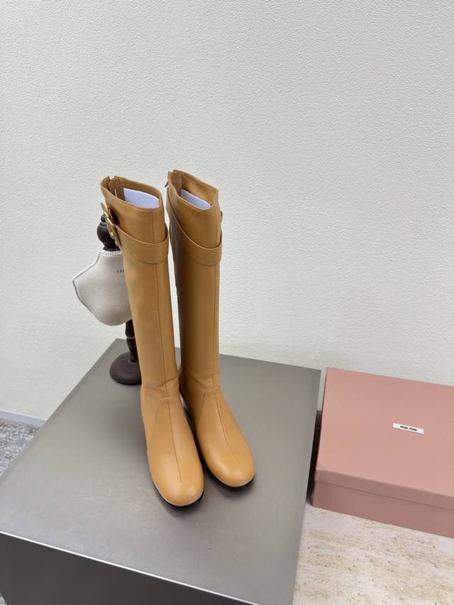Miu'miu 25 Aw 过膝高靴 小羊皮材质 圆头方跟 搭配五金扣件 系列 浅土黄色意大利真皮大底 系列 Miu'miu 经典舒适 制作 原版一致 意大利真