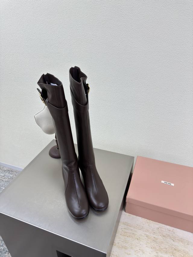 Miu'miu 25 Aw 过膝高靴 小羊皮材质 圆头方跟 搭配五金扣件 系列 巧克力色意大利真皮大底 系列 Miu'miu 经典舒适 制作 原版一致 意大利真