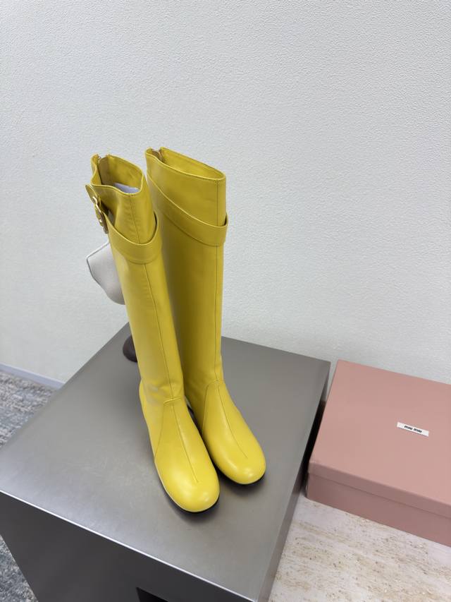 Miu'miu 25 Aw 过膝高靴 小羊皮材质 圆头方跟 搭配五金扣件 系列 柠檬黄意大利真皮大底 系列 Miu'miu 经典舒适 制作 原版一致 意大利真皮