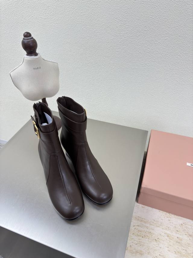 Miu'miu 25 Aw 女靴 小羊皮材质 圆头方跟 搭配五金扣件 系列 巧克力色意大利真皮大底 系列 Miu'miu 经典舒适 制作 原版一致 意大利真皮大