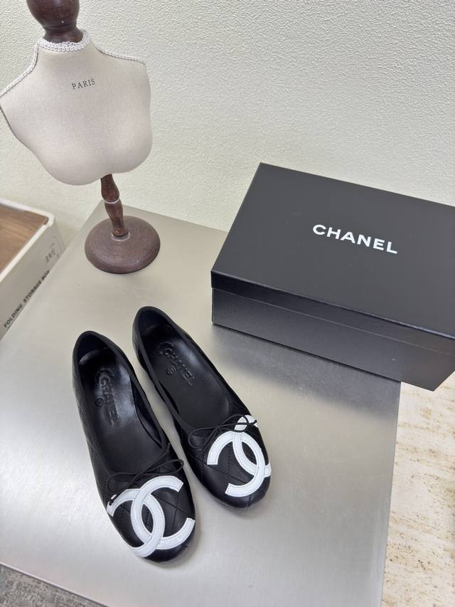 大Logo 25Ss 早秋单鞋 玛丽珍小香 平底 立体刺绣 Logo 加持 舒适有范 经典黑白配 原版 小羊皮材质 羊皮内里 L质感满满 经典圆头设计 超舒适