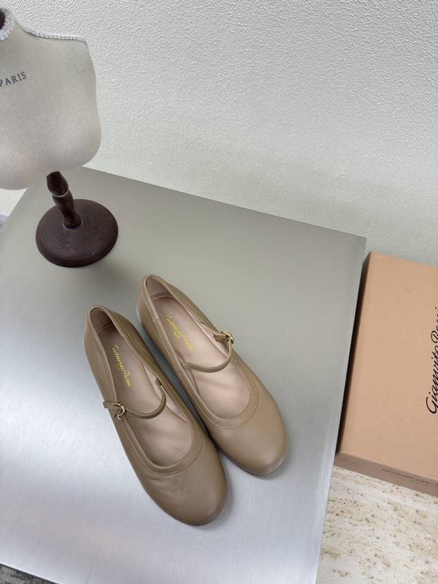 波西米亚风 平底鞋 Gianvitorossi吉安维托罗西杏色 深卡其色 小羊皮超级百搭的一款单品面料小羊皮 内里 选用小羊皮大底意大利真皮大底 小五金品牌Lo