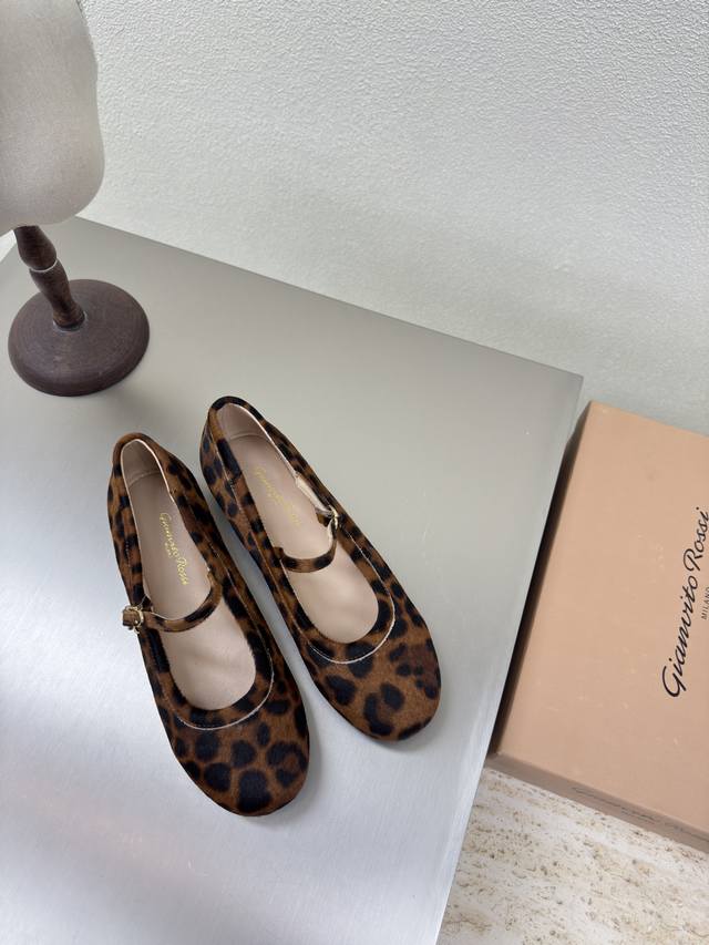 波西米亚风 平底鞋 Gianvitorossi吉安维托罗西豹纹马毛皮 Pp草材质 超级百搭的一款单品面料小羊皮 内里 选用小羊皮大底意大利真皮大底 小五金品牌L