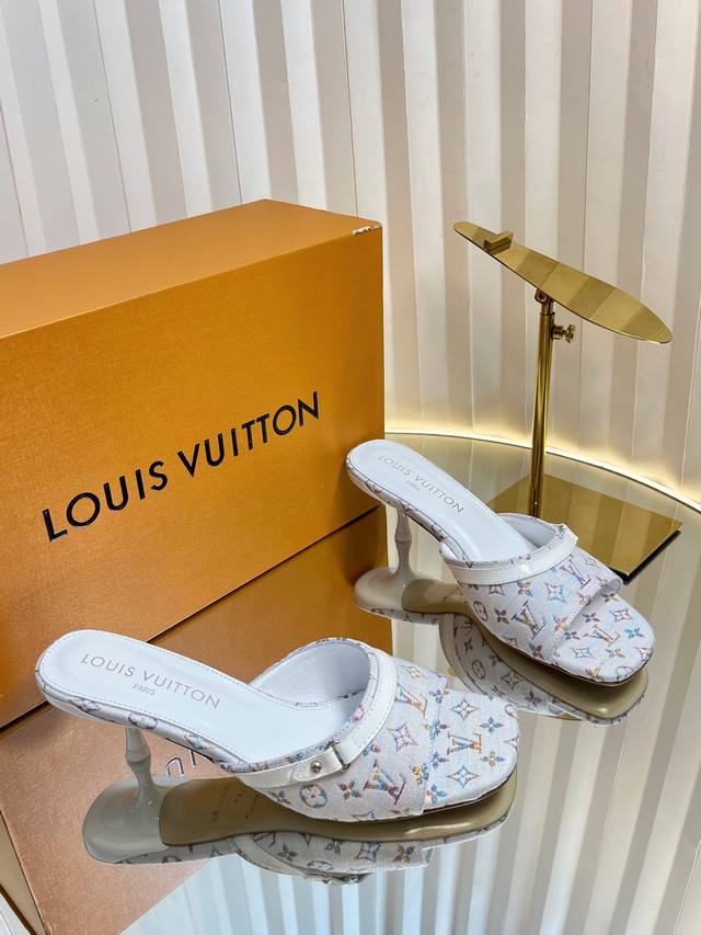 顶级版本Lv 驴家 幻彩系列丹宁牛仔太好看了很少做Lv家的单品 ！原版购入 用心开发 鞋跟都是开模定制 ，最新色系芭蕾舞鞋多彩多色老花配搭单宁的棕色皮质，也太出