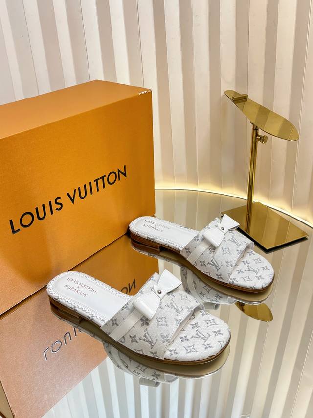 顶级版本Lv 驴家 幻彩系列丹宁牛仔太好看了很少做Lv家的单品 ！原版购入 用心开发 鞋跟都是开模定制 ，最新色系芭蕾舞鞋多彩多色老花配搭单宁的棕色皮质，也太出