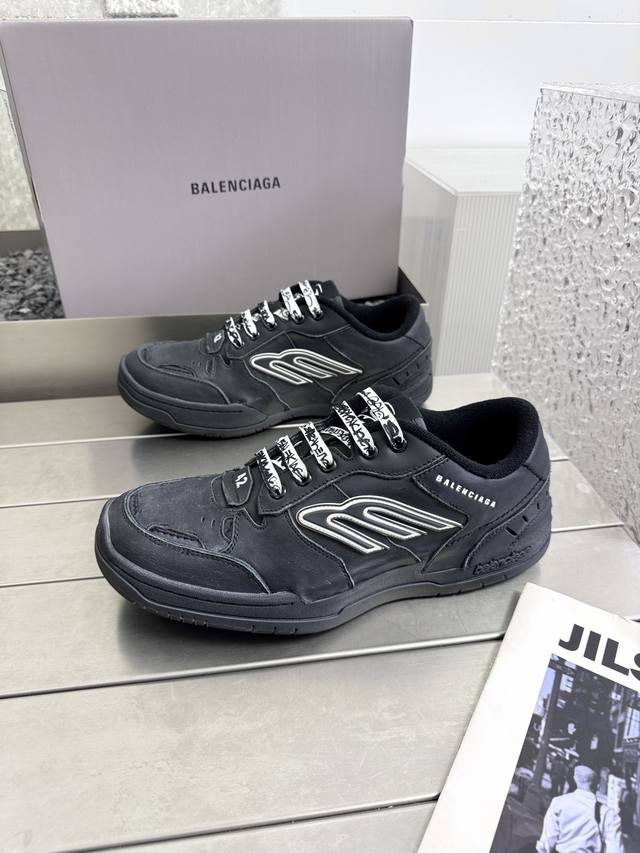 出厂510巴黎世家Balenciaga Hamptons Worn-Out 25Fw最新配色，双色拼色相撞，视觉冲击更加强烈，一如既往的脚感，百搭的风格，四季皆