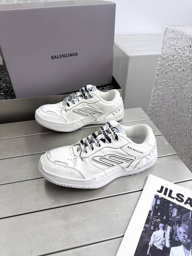 出厂 巴黎世家Balenciaga Hamptons Worn-Out 25Fw最新配色，双色拼色相撞，视觉冲击更加强烈，一如既往的脚感，百搭的风格，四季皆可原