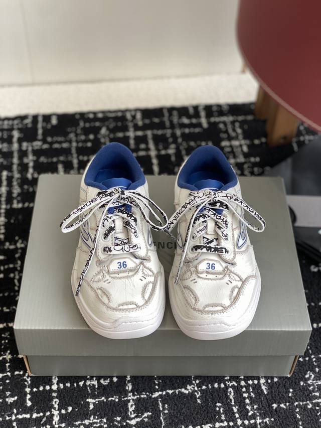 代购级前 巴黎世家Balenciaga Hamptons Worn-Out 25Fw最新配色，双色拼色相撞，视觉冲击更加强烈，一如既往的脚感，百搭的风格，四季皆