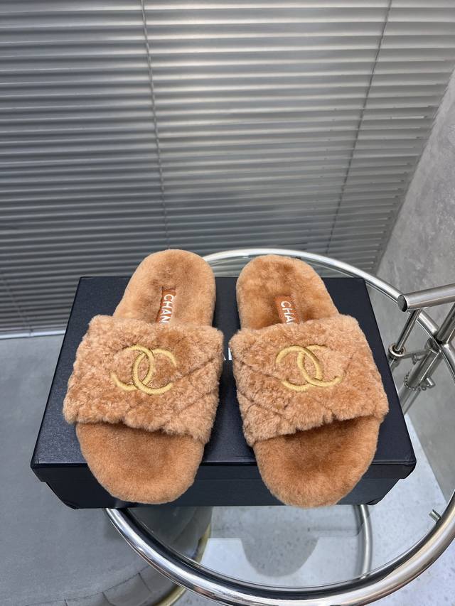Chanel 小香新款蜜儿拖鞋羊毛拖懒人必备穿了会上瘾的拖鞋巨软巨舒服 让你摆脱一切的束缚感垫脚脚床很贴合脚底 穿着非常舒服是肉眼可见的舒适感 暴走一天无压力耐