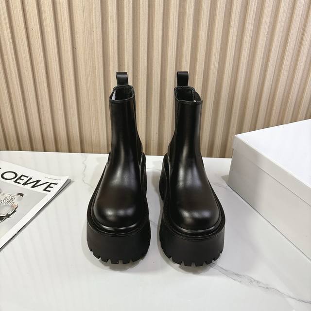 Balenciag*巴黎世家25 秋冬 厚底短靴25人手一对也不为过 重工之做 看实物说话。鞋面：定制进口牛皮内里：定制进口小牛内里鞋底：定制大底靴筒高:5.5