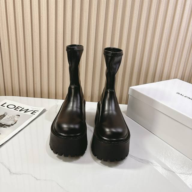 Balenciag*巴黎世家25 秋冬 厚底短靴25人手一对也不为过 重工之做 看实物说话。鞋面：定制进口牛皮内里：定制进口小牛内里鞋底：定制大底靴筒高:6.5