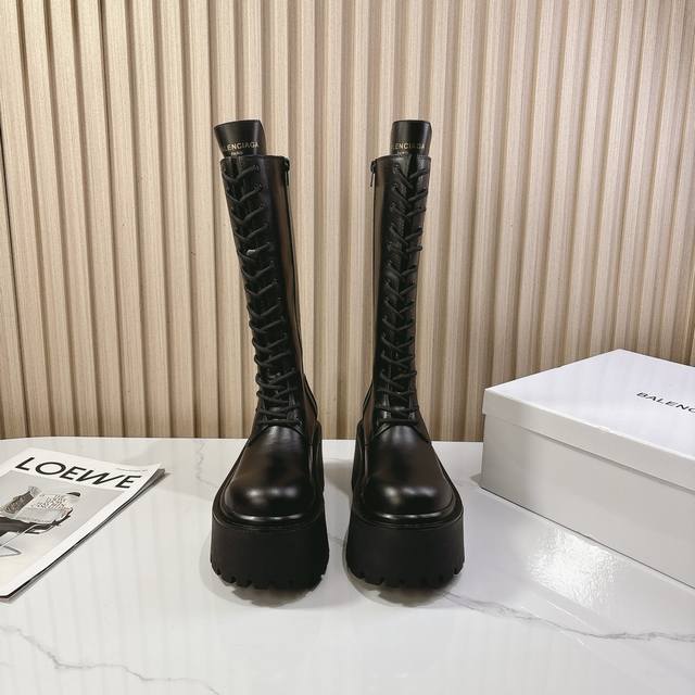 Balenciag*巴黎世家25 秋冬 厚底短靴25人手一对也不为过 重工之做 看实物说话。鞋面：定制进口牛皮内里：定制进口小牛内里鞋底：定制大底靴筒高:15寸