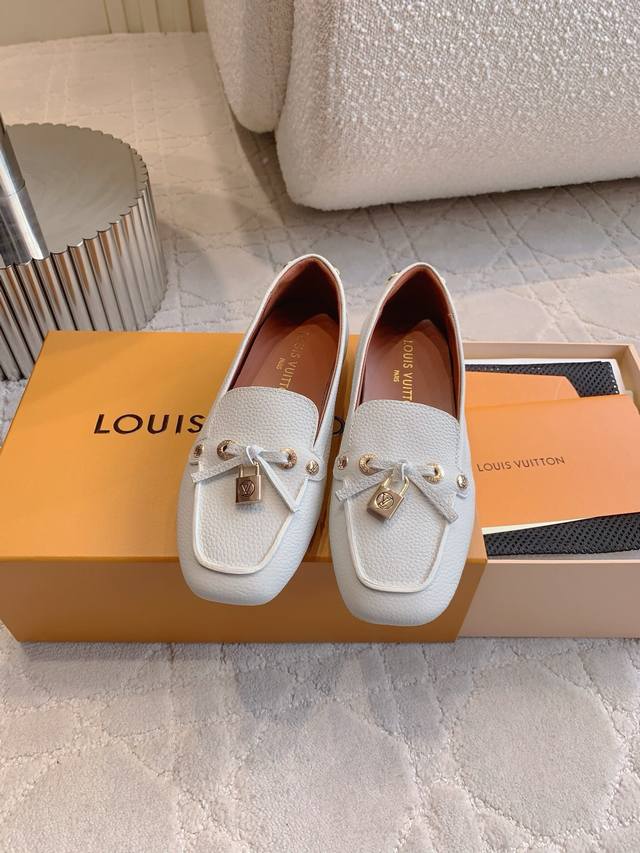 出厂价P Louis Vuitt*新款同心锁豆豆鞋乐福鞋 自带贵气感 舒适透气款 锁头装饰时髦又精致 轻松打造老钱风 鞋面牛皮 内里垫脚牛皮 原版开模大底 尺码