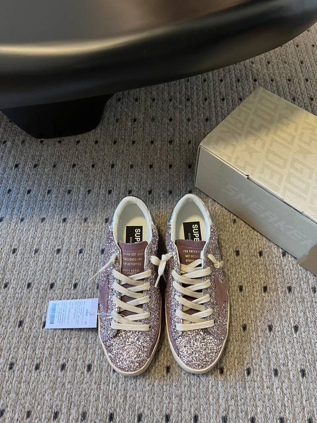 代购级 Goldengoose 粉色星星做旧小脏鞋黄金鹅最新款粉色亮晶晶星星做旧小脏鞋！这款真的感觉在闪耀哎，粉色的亮晶晶又戳中了谁的少女心呢！这款的做旧很不是