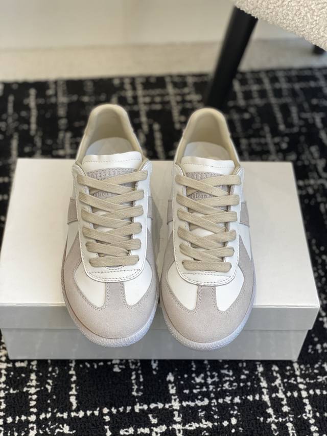 代购级 Maison Margiela Mm6马吉拉经典德训鞋马吉拉最最舒服的德训鞋子了！复古感满满！随便穿搭就可以很高级！鞋子很轻便！穿起来上脚超级舒服透气！