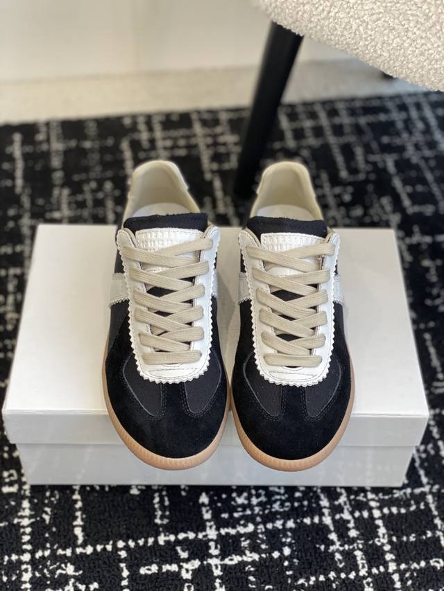 代购级 Maison Margiela Mm6马吉拉经典德训鞋马吉拉最最舒服的德训鞋子了！复古感满满！随便穿搭就可以很高级！鞋子很轻便！穿起来上脚超级舒服透气！