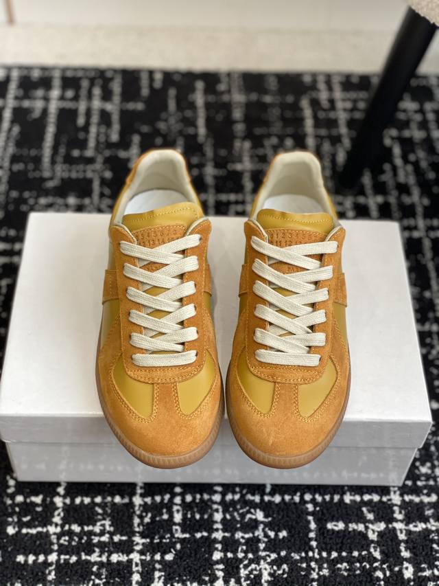代购级 Maison Margiela Mm6马吉拉经典德训鞋马吉拉最最舒服的德训鞋子了！复古感满满！随便穿搭就可以很高级！鞋子很轻便！穿起来上脚超级舒服透气！