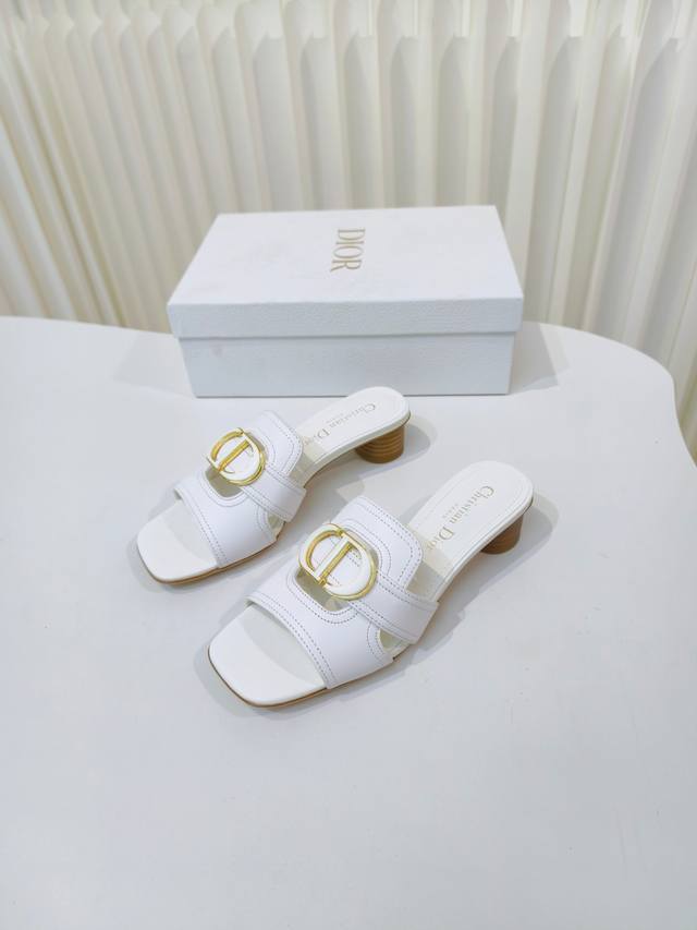 Dior 秋季爆款来啦这款 C ' Est Dior 低跟凉拖优雅时尚，鞋面采用牛皮精心制作，简约雅致，饰以金色饰面金属 C 和 D 字母提升格调，灵感源自 D