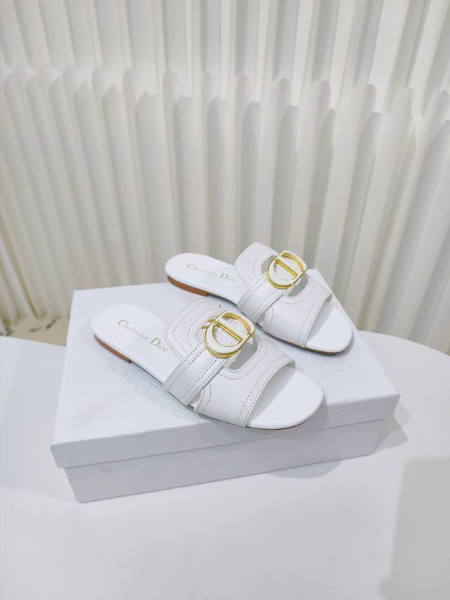 Dior 秋季爆款来啦这款 C ' Est Dior 低跟凉拖优雅时尚，鞋面采用牛皮精心制作，简约雅致，饰以金色饰面金属 C 和 D 字母提升格调，灵感源自 D