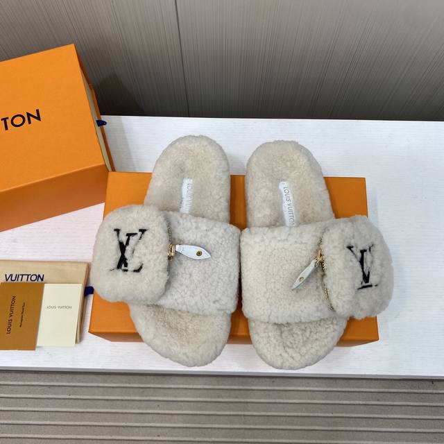 出厂价P 顶级品质Louis Vuitton 新款烫压工艺羊毛拖鞋 頂级品质纯皮毛一体直毛打造！超温暖的感觉，穿上仿佛踩在云朵上Lv经典老花装饰，精致高级！让这