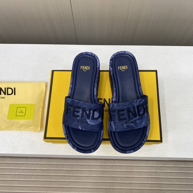 出厂价P 顶级版本Fendi芬迪 新款Sunshine系列 Ff老花 坡跟 厚底 一字 凉拖鞋 原版购入开发 做货 宽带厚底凉鞋。棕色Pequin条纹布料材质。