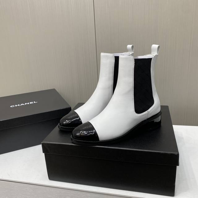 出厂价P Chane*｜小香25K秋冬新品西部牛仔长靴当香奈儿的优雅邂逅西部风情 这几双靴子便是最好的诠释。皮革的坚韧与麂皮的柔软交织 勾勒出独特的轮廓 经典的