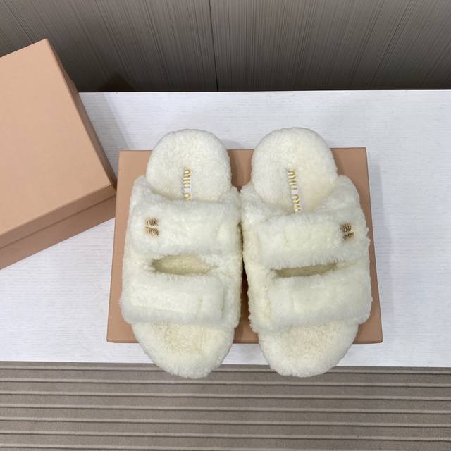 出厂价P 缪缪Miumiu2025Vs新款毛拖系列 百搭时髦单品！不管居家还是外穿都是品味的象征性！ 秋冬搭配袜子 那更是太绝太绝了面料：定制原版羊毛内里：定制