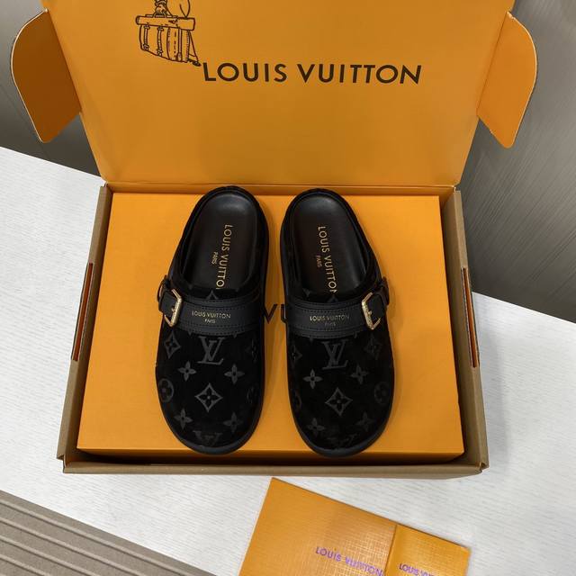 出厂价P 路易威登春夏包头拖凉鞋 本款 Maya Flatform 凉鞋选用光滑牛皮革，令宽幅鞋带穿梭于皮革鞋舌之间，再以金属 Lv Circle 标识注入品牌