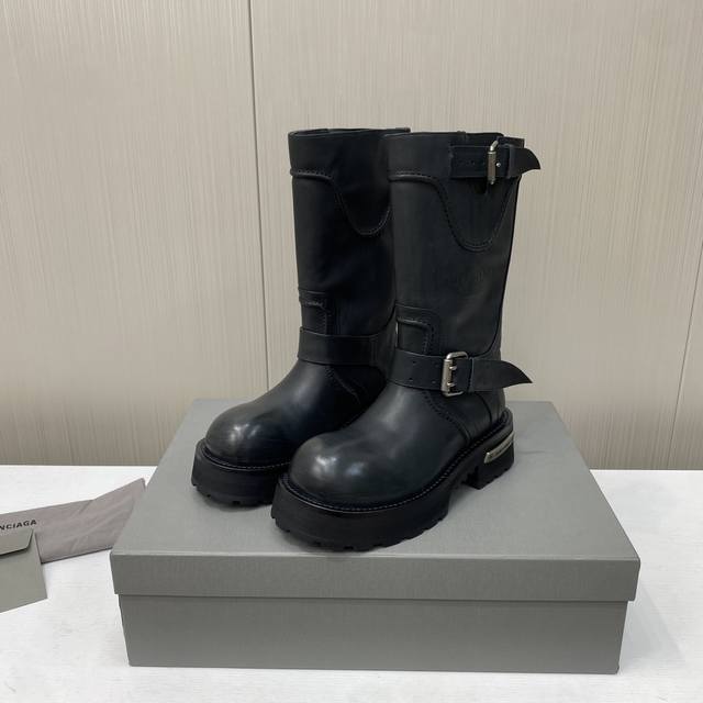 出厂价P Balenciag*巴黎世*家2025Vs秋冬新款靴子系列 圆头复古罗马厚底中靴 巴黎世家今年又出战靴！胖嘟嘟大头这么可爱啊！黑暗系的复古罗马靴真的太