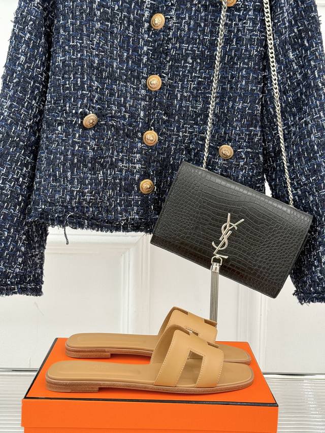 厂价 HermèS 爱马仕经典H平底拖鞋经典H拖 H家的拖鞋一直是拖鞋的代表款依旧是经典的H造型 鞋面独特的马蹄刺绣增加了许多精致感特别有辨识度 颜值和脚感兼备