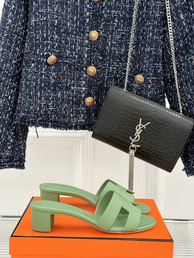 厂价 HermèS 爱马仕经典H平底拖鞋经典H拖 H家的拖鞋一直是拖鞋的代表款依旧是经典的H造型 鞋面独特的马蹄刺绣增加了许多精致感特别有辨识度 颜值和脚感兼备