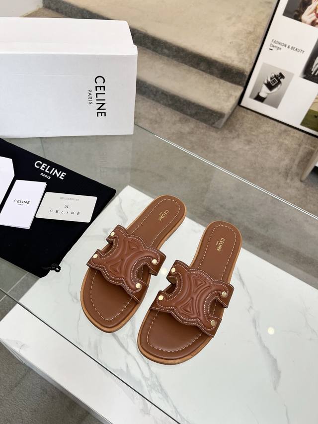 真皮底 Celine 赛琳 2025春夏新品半拖鞋鞋面采用小牛皮加经典压花Logo油边工艺，质感非凡上脚超级好看内里：羊皮，面料：牛皮码数35-42 41.42