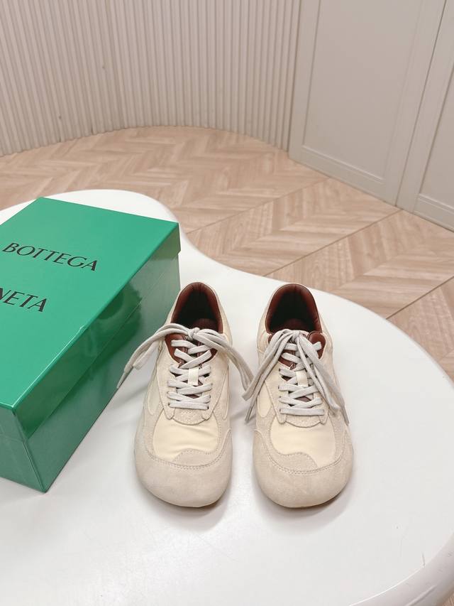 出 男 刘雯同款Bottega Veneta火爆新款运动鞋休闲鞋徳训鞋 Bv 90年代复古风格为灵感，鞋面选用网纱面料，呼应品牌标志性Intrecciato编织