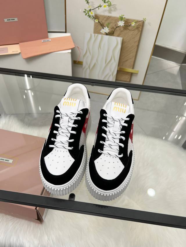 缪缪Miumiu新款上市 Miumiu25年新款 厚底饼干鞋 最新走秀款，经典升级 舒适度与时髦度并存 每个颜色搭配都好看，设计搭配不同风格需求 鞋面：原版定制