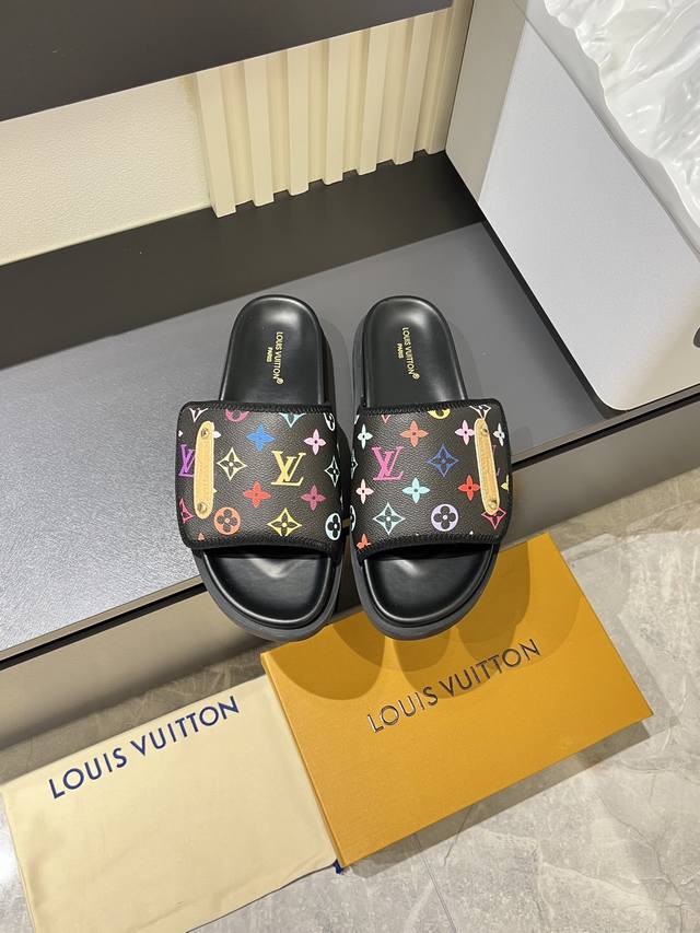 Size：38-44 45定制 Louis V*高端精品 奢品拖鞋，1:1高端品质，休闲阳光宽松舒适型，最高版本高品质精品，经夏季必入哦！