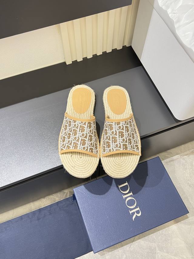 迪奥Dior*男士拖鞋，高端大气上档 ，专柜对比质量 鞋面纯手工拉线，原生麻与生胶底组合 ，透气防滑大底 ，内里透气舒适小绵羊羊皮，密度100％舒适 ，原版耐磨