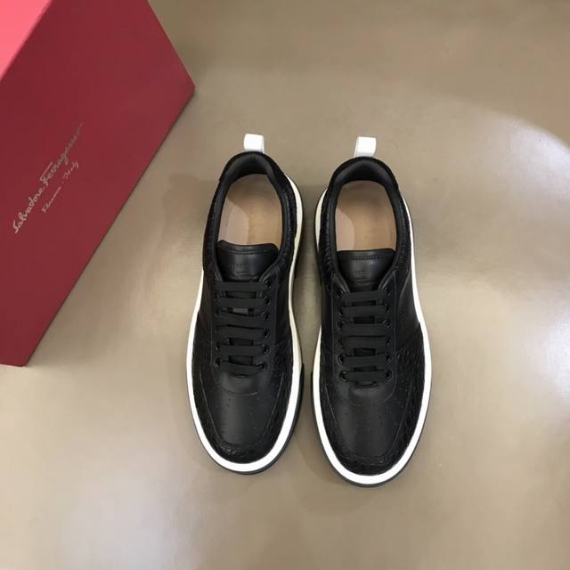 Salvatore Ferraga** 男士低帮时尚运动鞋，这款休闲鞋结构新颖，由柔软的小牛皮制作，鞋面的撞色元素凸显大胆前卫气息，头层牛皮内里高档舒适。这款鞋