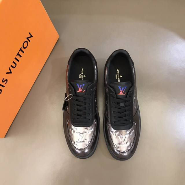Ouis *Uitto* 新款经典休闲运动鞋，以 Monogram 印花头层牛皮，意大利进口水羊皮内里高档舒适，原版大底轻盈耐磨！纯手工制作，细节决定品质！Si