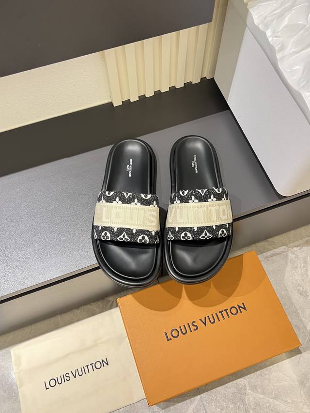 2025新款.情侣款 Louls Vultto* 配抽屉盒，全套包装 路易～独特现代风凉鞋。 专柜代购男女休闲拖鞋，专柜同步发售，原单老花料鞋面柔软舒适， 拒绝