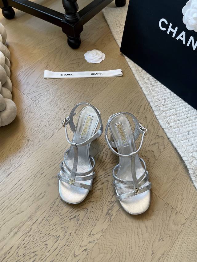 Chanel 25K新款高跟凉鞋系列！顶级版本！抢先发售鞋面羊皮 定制双C扣 真皮大底码数：35-40 40定制不退不换